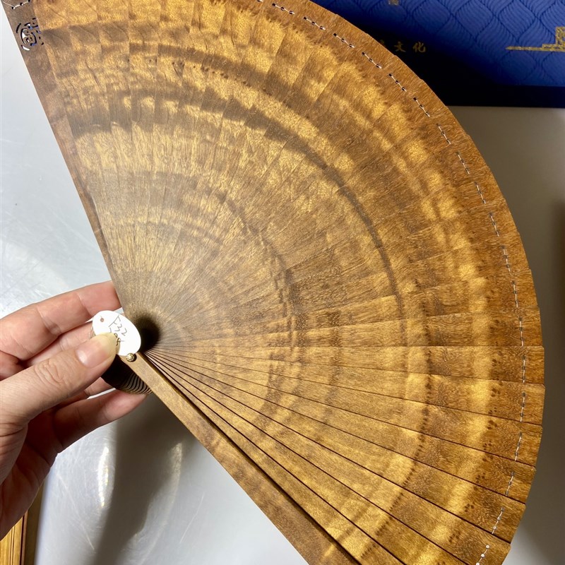 特价金丝楠木扇子小叶桢楠苏扇复古风镂空雕花折扇入门实木工艺扇