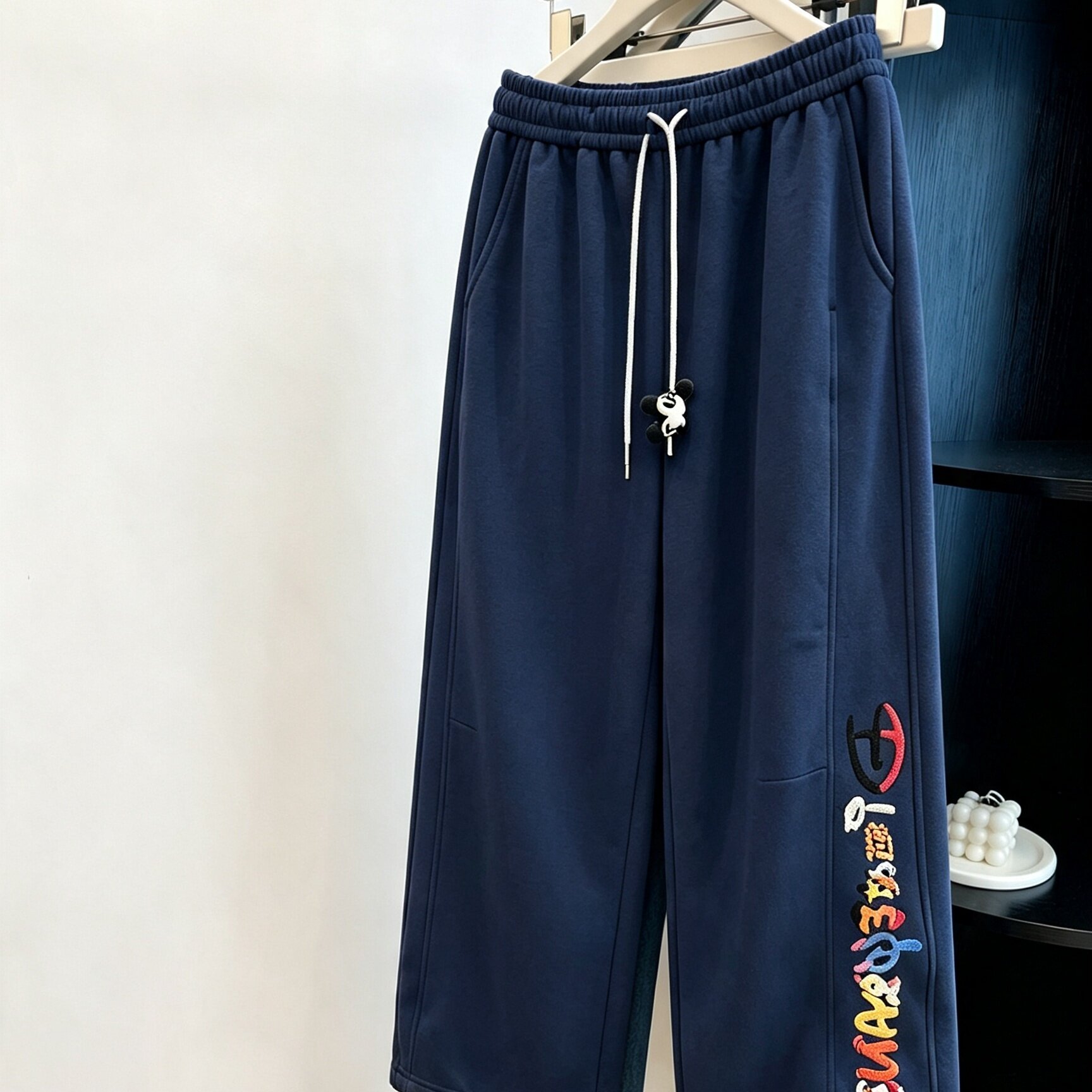 藏青色设计感彩色字母印花运动卫裤女夏季松紧腰抽绳宽松直筒裤子图片