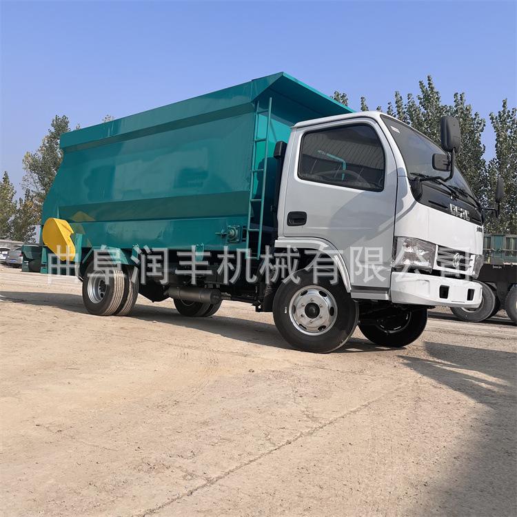 四驱四轮牧场撒料车养殖场柴油投料机设备齐全饲料喂草车