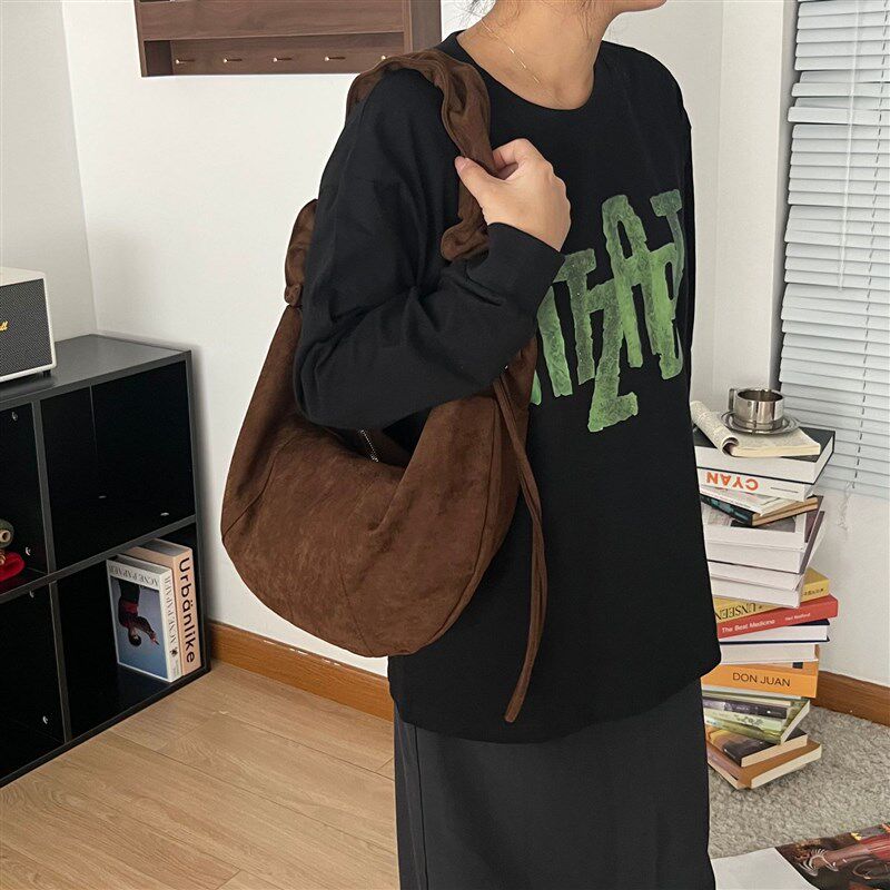 秋冬复古港风绒面褶皱抽绳水饺斜挎包大容量原宿慵懒风单肩托特包