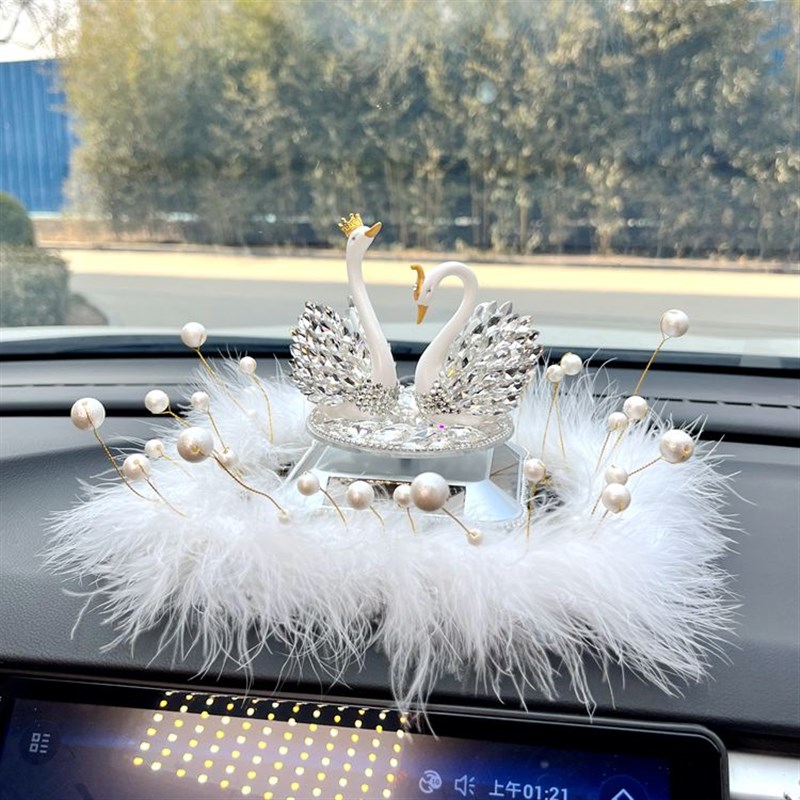 汽车摆件女高档可旋转镶水晶钻车内饰天鹅太阳能汽车摆件韩女神款