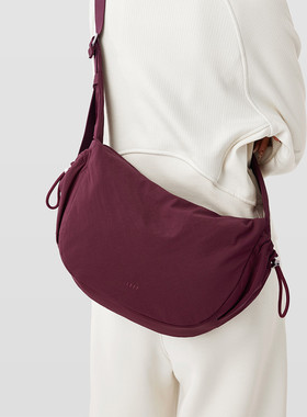 莱夫LEFF饺子包女休闲斜挎包轻便大容量高级感通勤包百搭小众女包