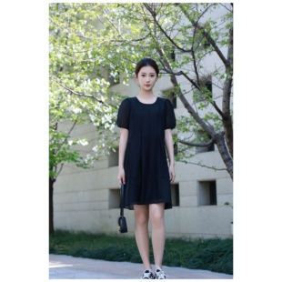 夏日会在晚餐后少女感显瘦泡泡袖束腰天丝麻中长款小黑裙