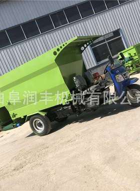 养殖场柴油三轮撒料柴车牛羊自饲喂贮投喂车5立方油87133动撒草青