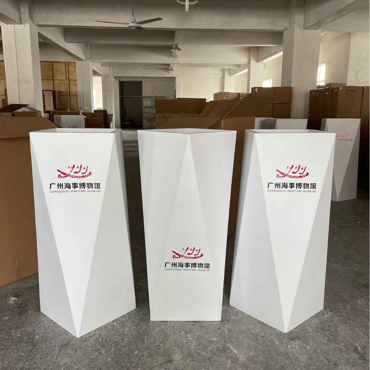 S350厂家直销玻璃钢落地大花器组合六角棱形酒店别墅景观大花瓶