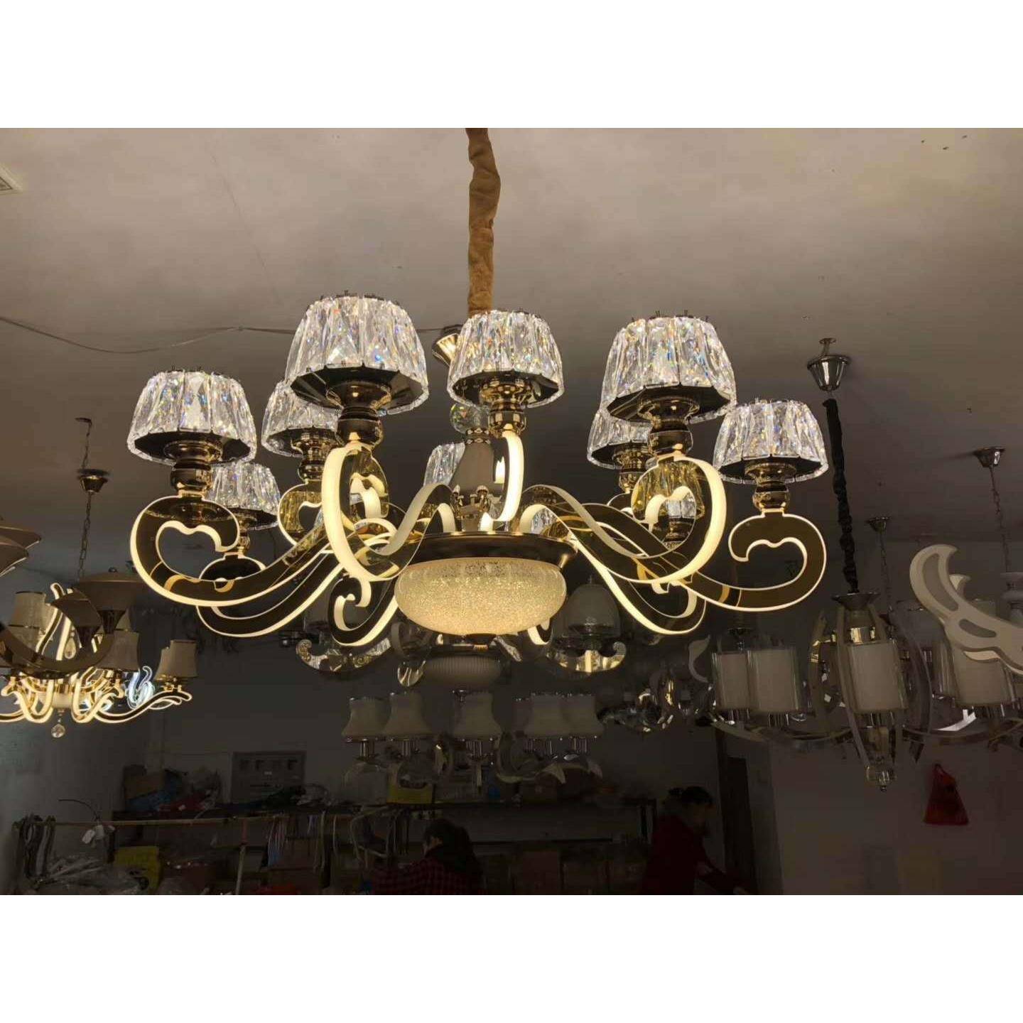 水晶吊灯灯臂发光卧室现代简约轻奢led欧式客厅灯2020年新款吊灯