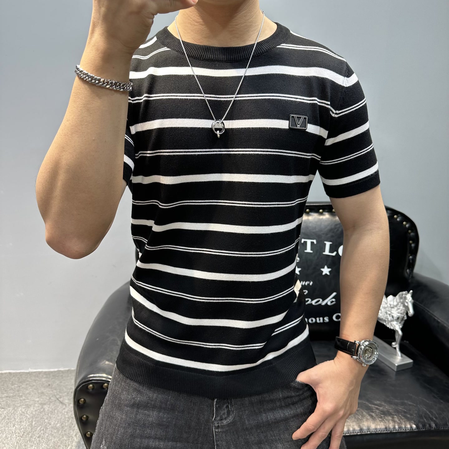 秋季新款条纹针织短袖男毛衣半袖圆领修身套头打底衫胸口字母压花