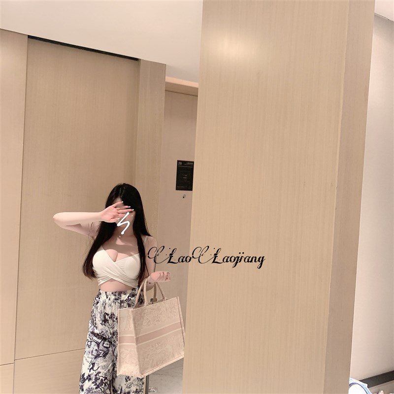 LaoLao酱A变D小心机纯欲带胸垫外扩吊带背心内搭显大外穿夏