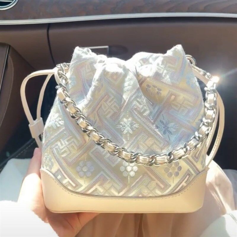 广西非遗壮锦福袋水桶包防狼包女士手提斜跨包时尚休闲百搭