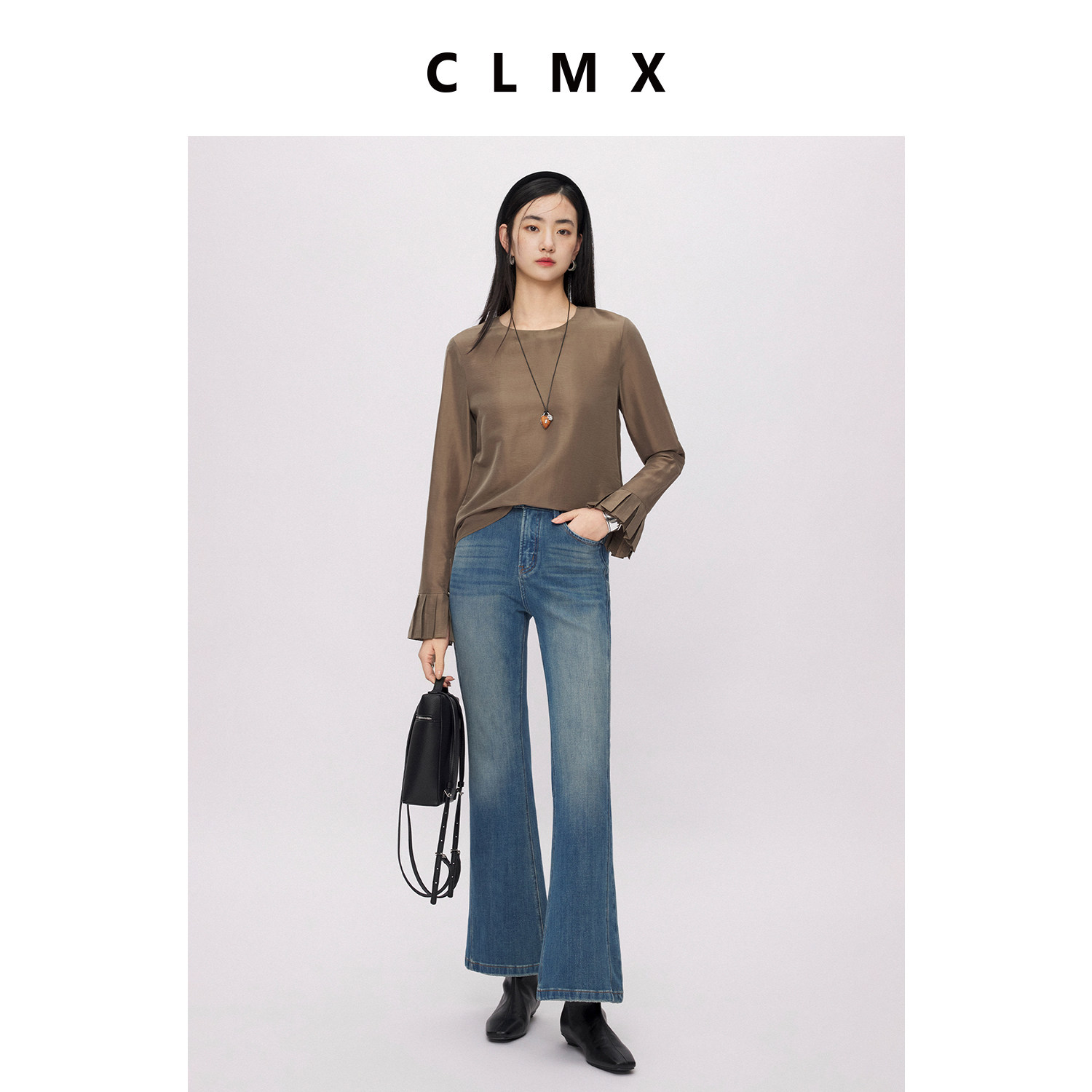 CLMX粘纤锦纶混纺平纹面料正肩合体博主造型袖口压褶圆领长袖上衣