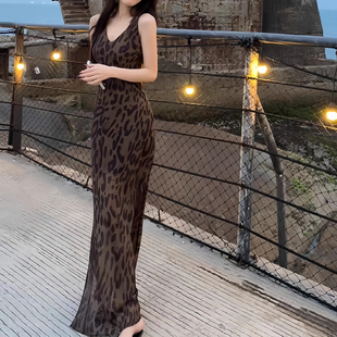 V领豹纹吊带连衣裙仙女高级感夏季修身长裙气质轻奢海边2025新款