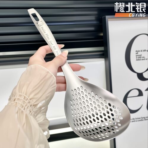 一款专为捞饺子设计的水滴形漏勺