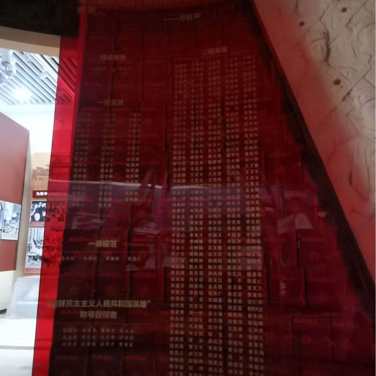 亚克力造型工程景观造景 有机玻璃红色透明板异形热弯拱门厂家