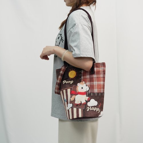 盾盾熊原创水桶包彩虹小马插画百搭女士磁扣通勤款单肩斜挎单肩包