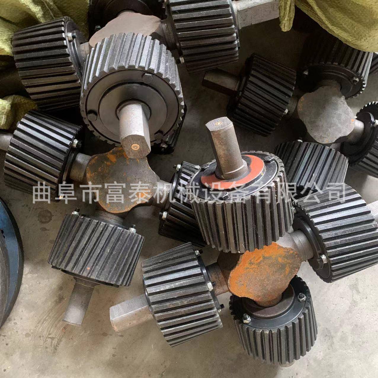 供应四个压辊养殖饲料颗粒机马牛羊兔鱼鸡饲料机玉米稻壳颗粒机