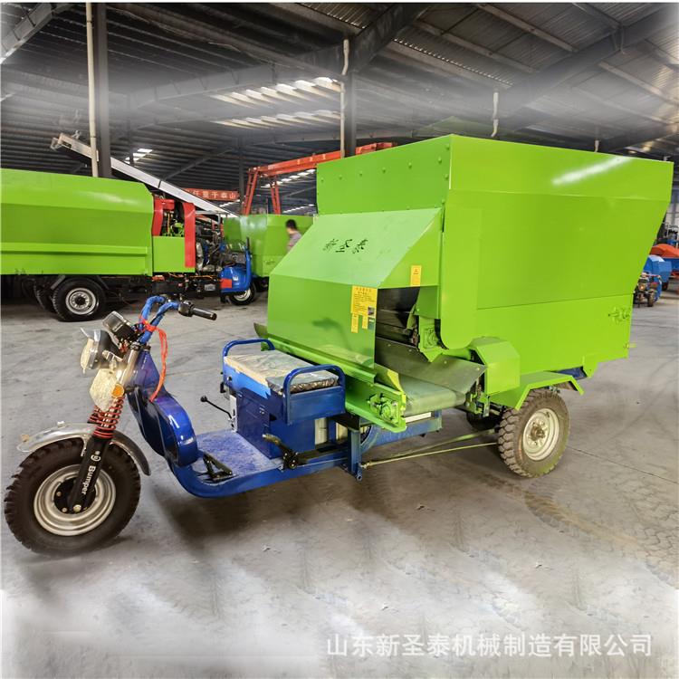 牛羊圈电动撒料车动物喂料机小型家用撒料车自动投料机