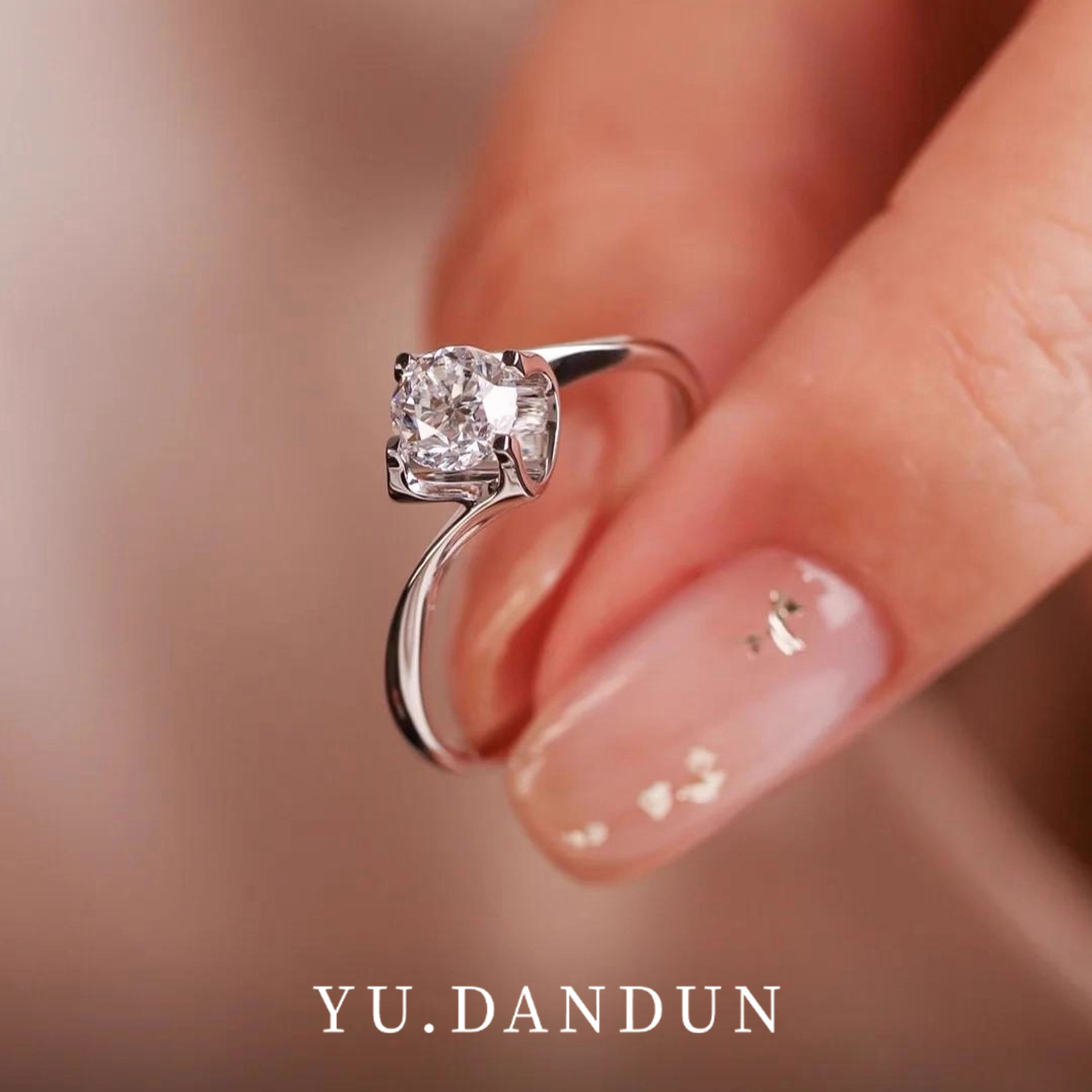 莫桑戒指扭臂单钻牛头50分小钻戒