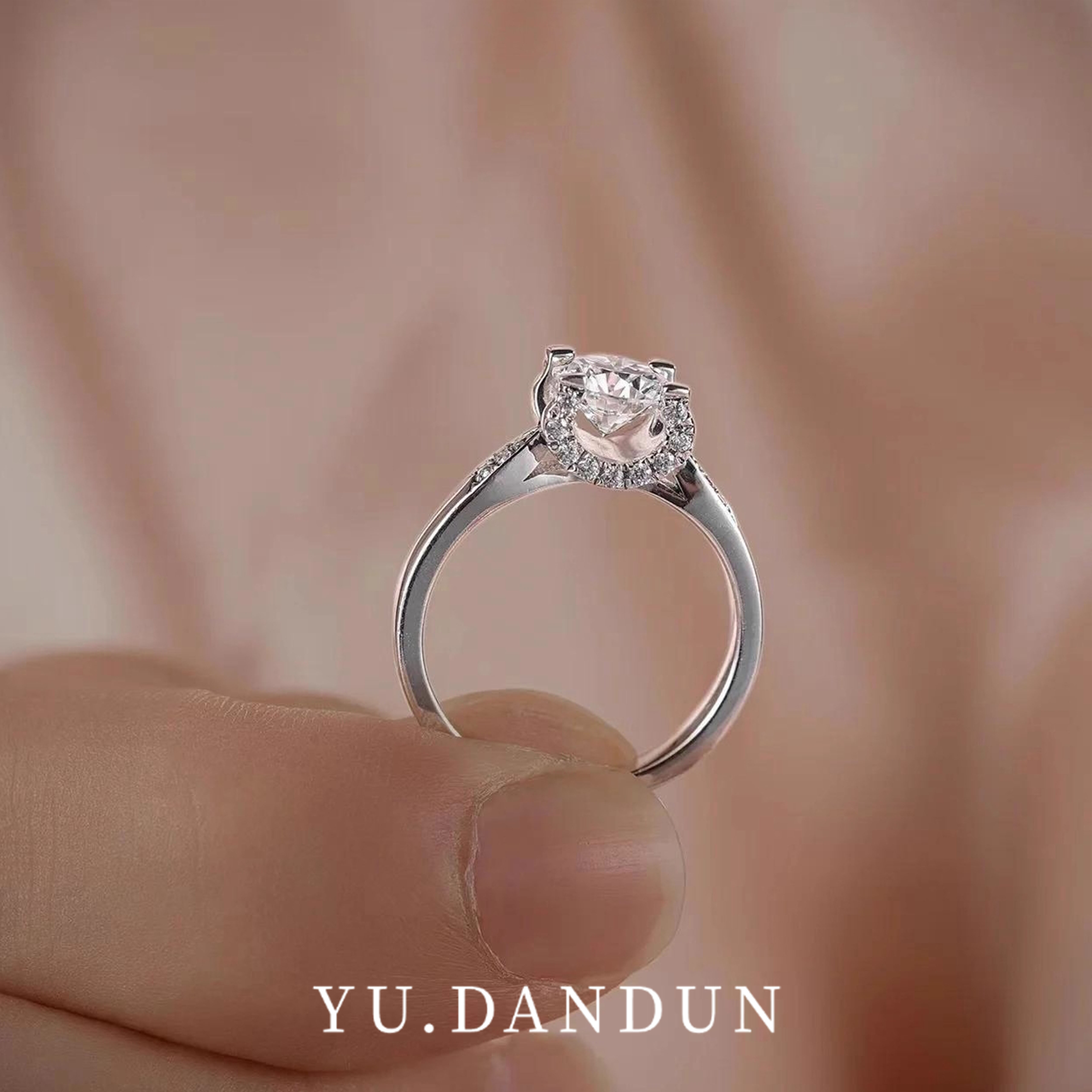 莫桑戒指1克拉牛头微镶燕尾蝶