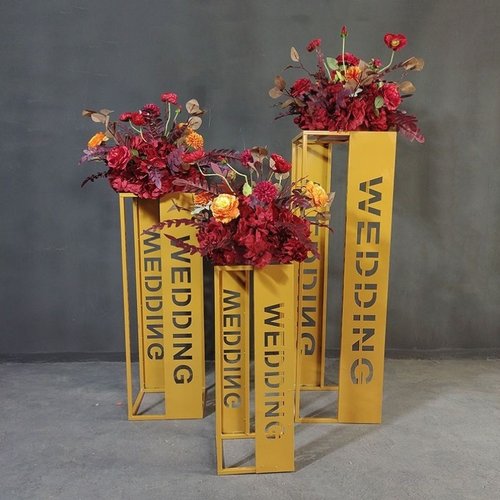 新款婚庆道具雕刻铁艺路引摆件金色几何方框字母路引带花架子装饰