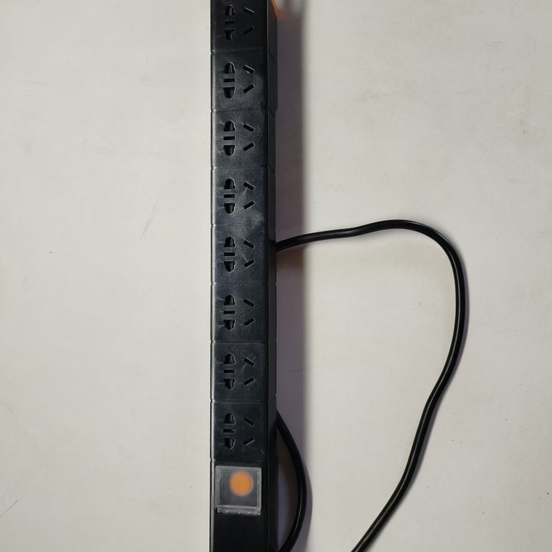 议价良工PDU插排,XD-CL08,一个。19寸八位