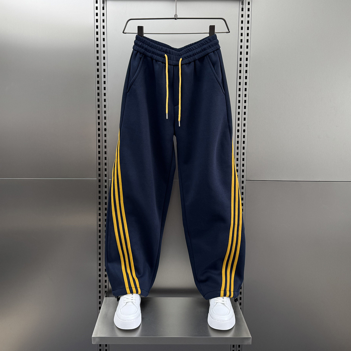 2026春季加厚运动风三条杠阔腿裤男宽松直筒休闲长裤潮牌拼接卫裤