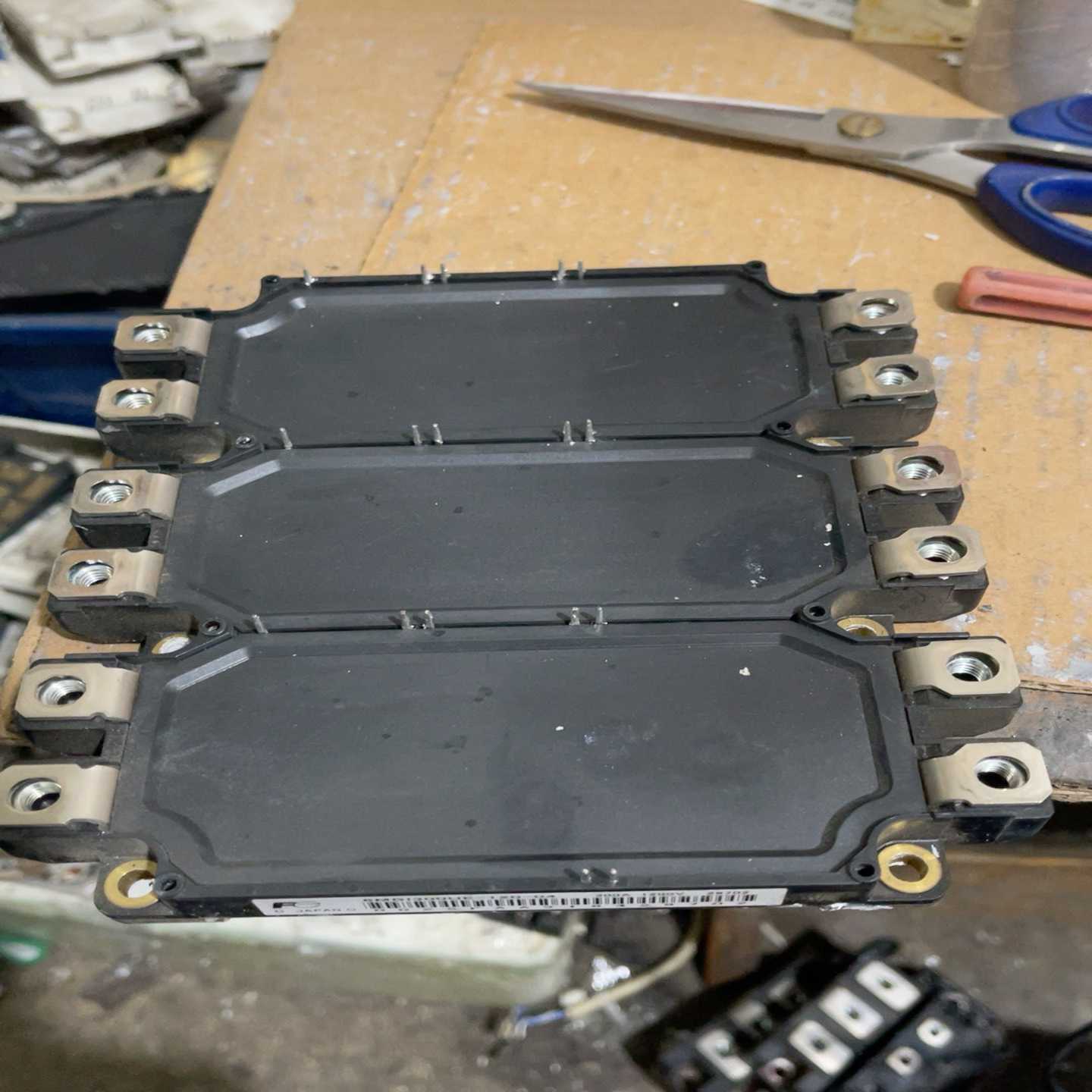 议价6mbi300ue-120-04原装拆机包上机。塑料有一点点