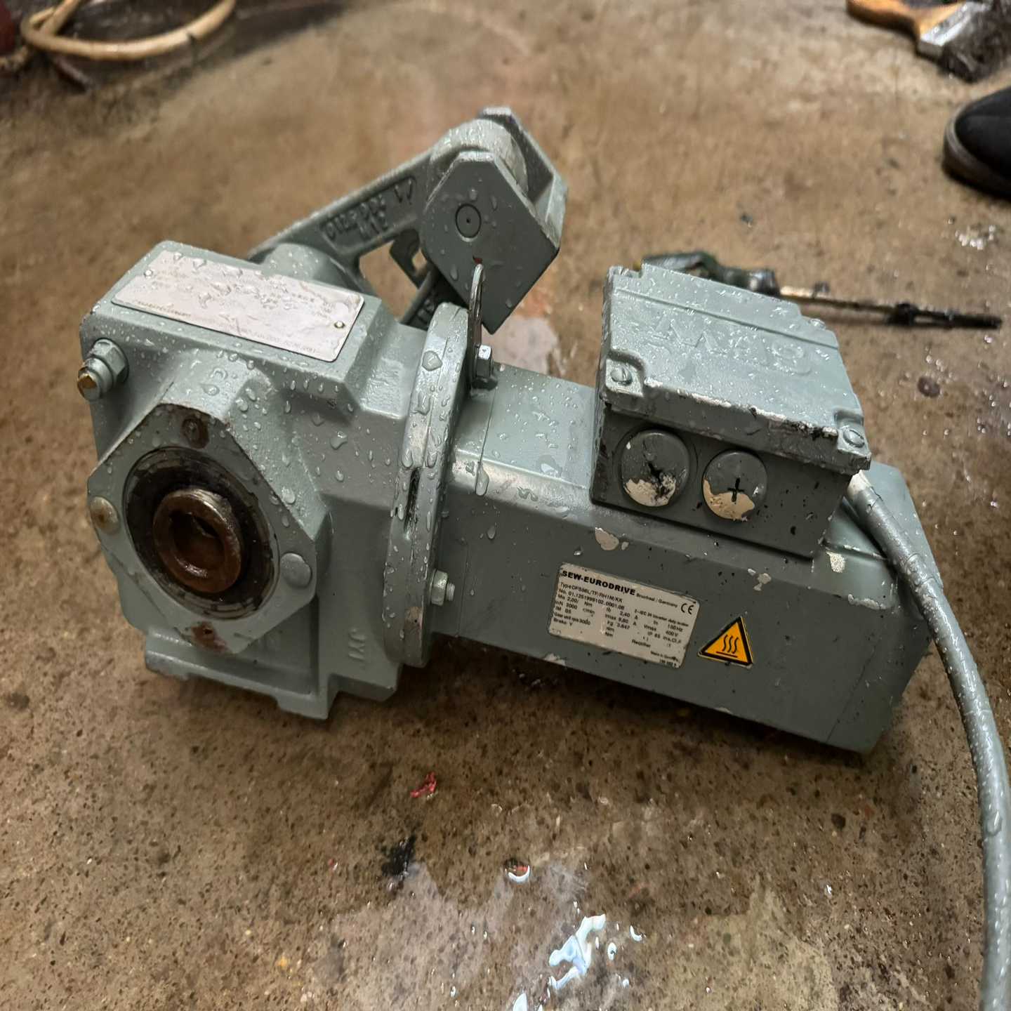 SEW减速机。编码器电机。喜欢的带走。爽快价格从优【落红设