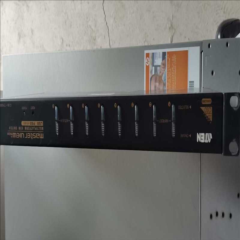 8口 USB /PS2混接 VGA 机架式 KVM 切换器（耶耶电子）