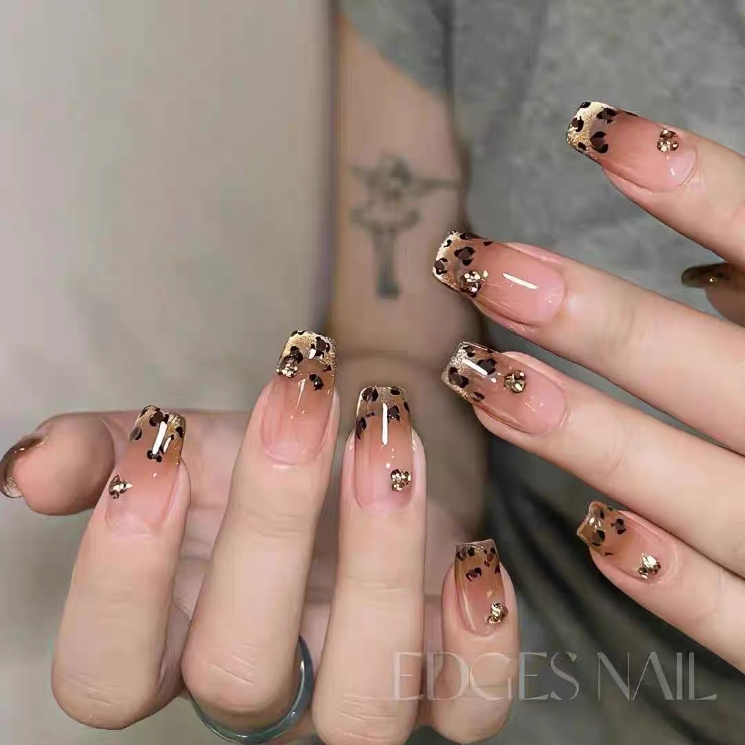 秋冬显白穿戴甲豹纹短梯闪晶石