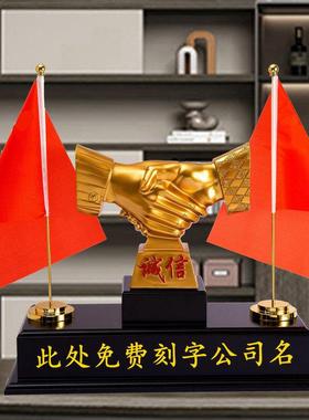 领导老板办公桌握手摆件树脂高端酒店前台装饰品公司开业送礼定制