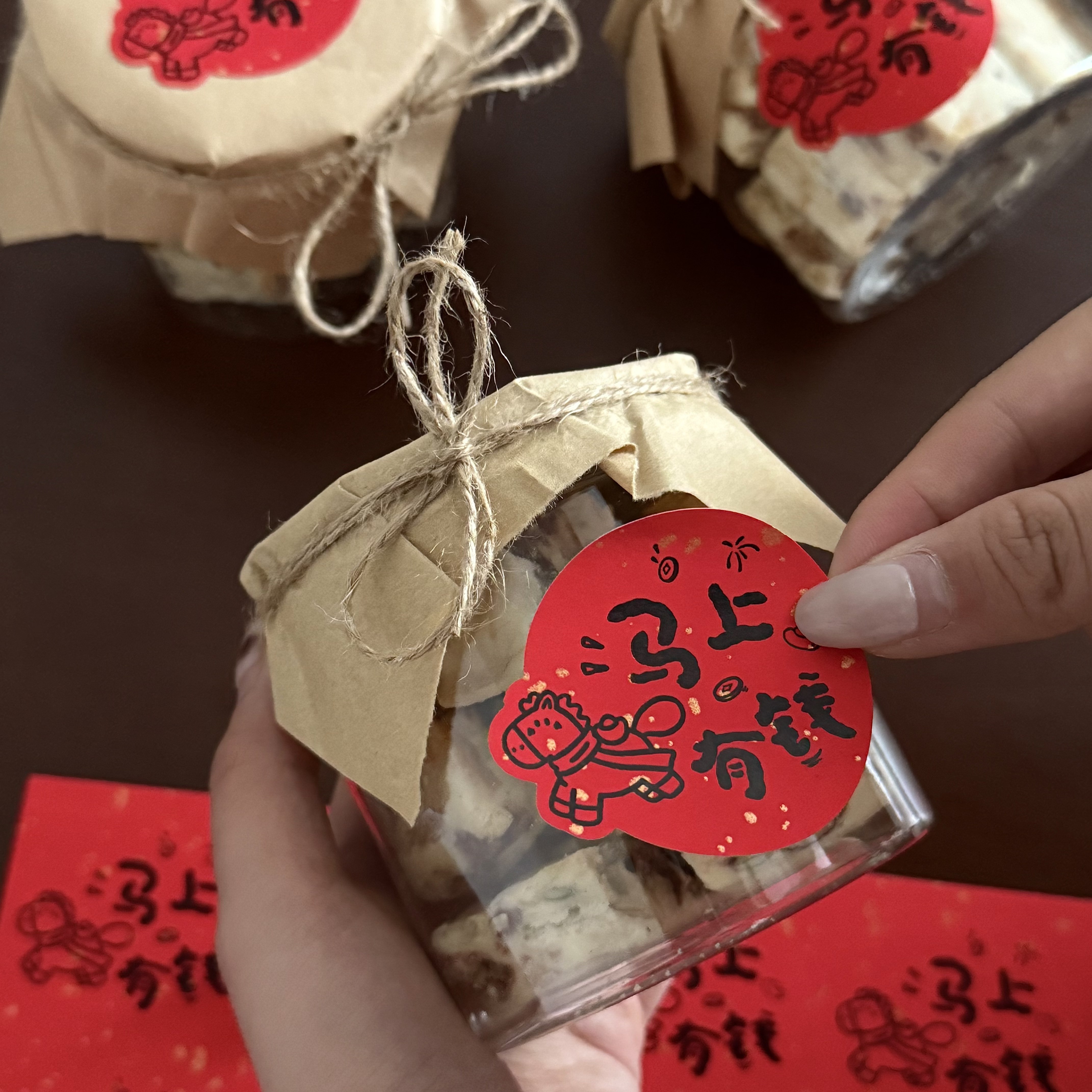 马年洒金大红色烘焙贴纸定制logo不干胶饼干雪花酥糖果罐装饰