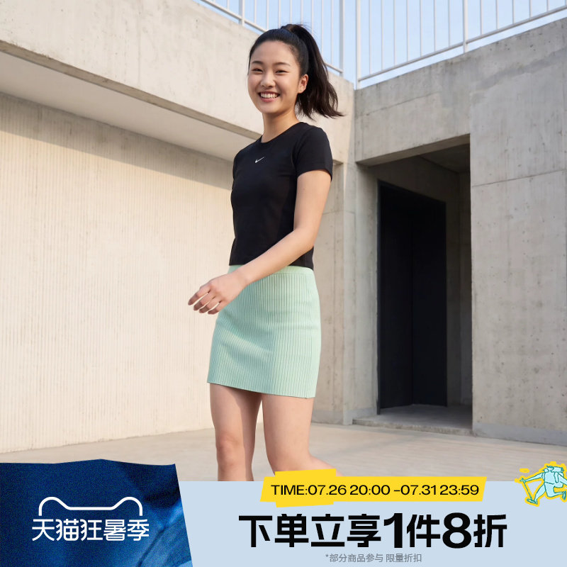 滔搏NIKE耐克女子刺绣LOGO圆领运动休闲短袖T恤FV5509-010 - 实物图