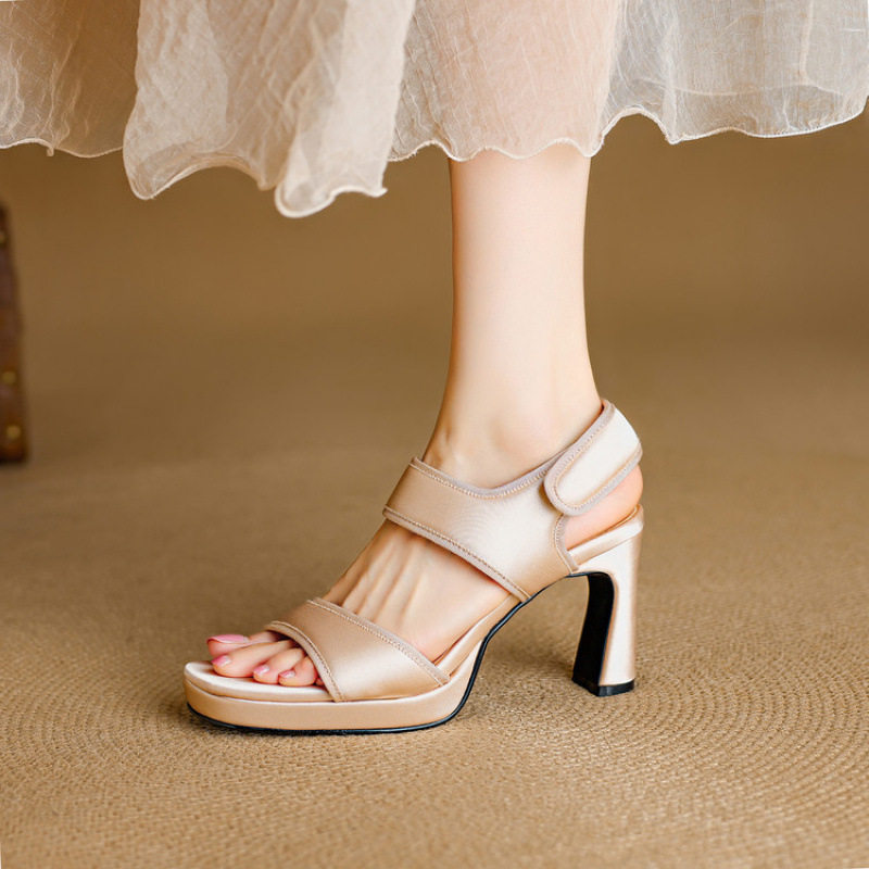 2025年夏季新款简约百搭魔术贴粗跟复古高跟鞋休闲增高露趾凉鞋女