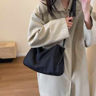 冬季 简约纯色女士单肩包新款 百搭斜挎包精致高级感便携斜挎包包女