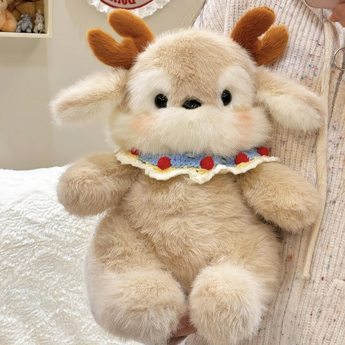 快看！有一只小鹿玩偶跑过来了！