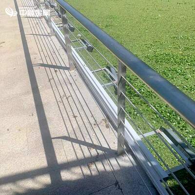 304不锈钢钢丝绳栏杆 木扶手河道景区公园钢丝绳缆索安全栈道拉索