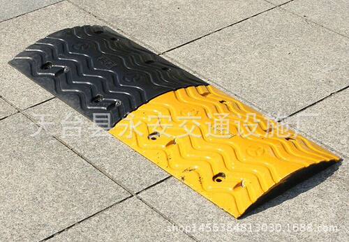 380波浪型橡胶道路缓冲带