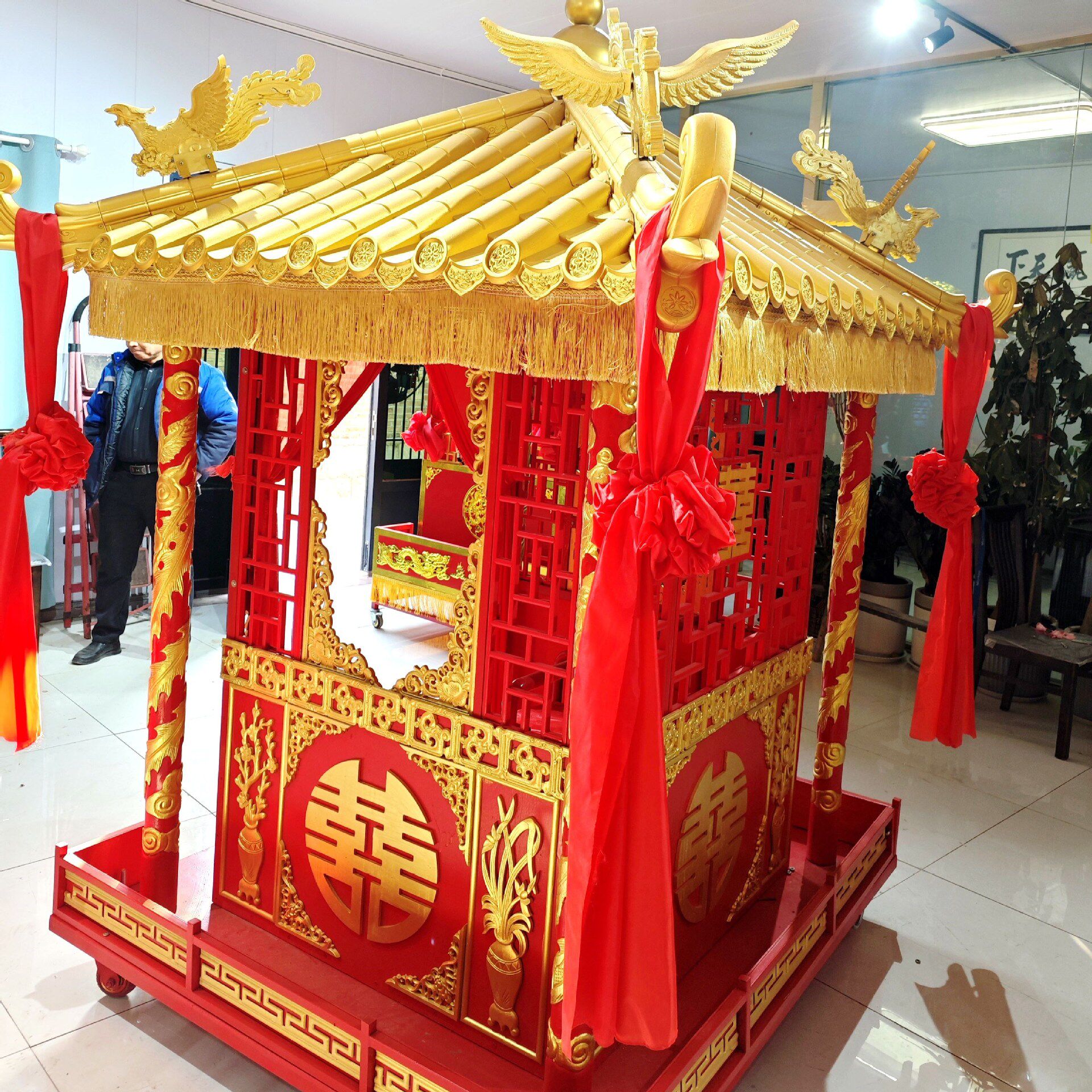 中式婚庆道具大花轿撵木雕龙柱描金八抬大轿迎亲轿子喜轿