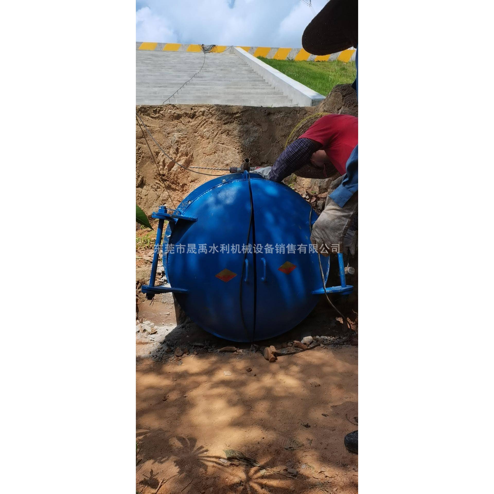 广州市南沙区河道河流治理放水涵钢制圆型双开式侧翻式拍门DN800