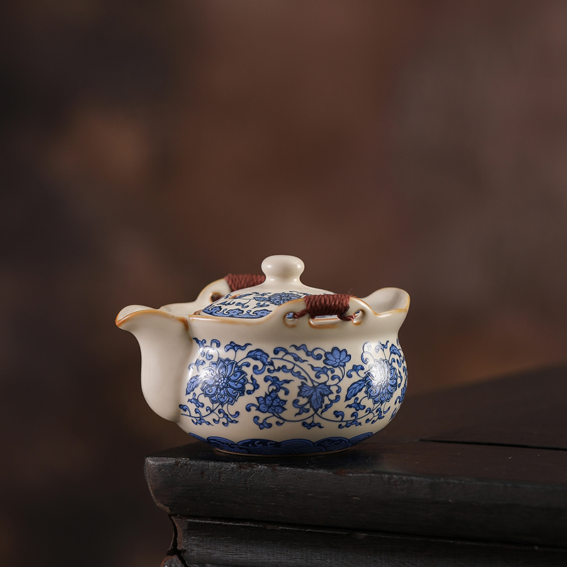 米黄汝窑青花缠枝莲手抓壶盖