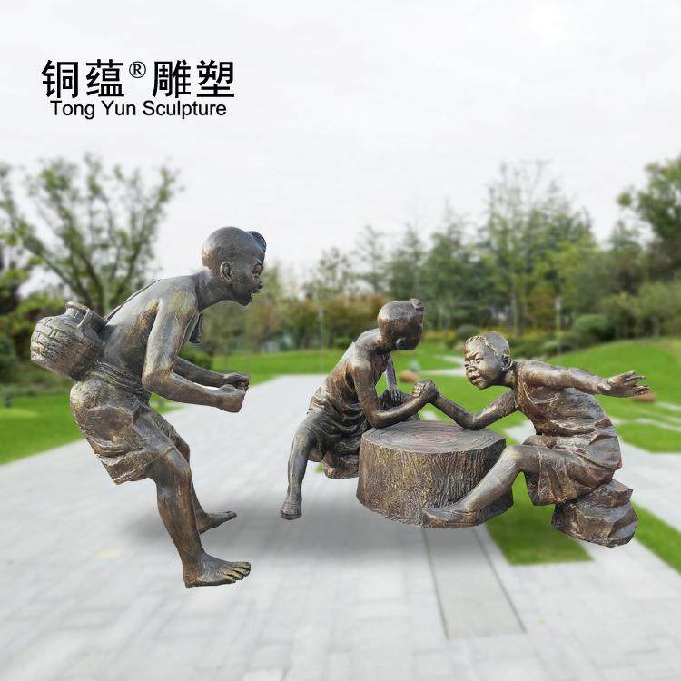 玻璃钢儿童玩耍踢毽子童真童趣校园景观雕塑小孩游戏铜雕