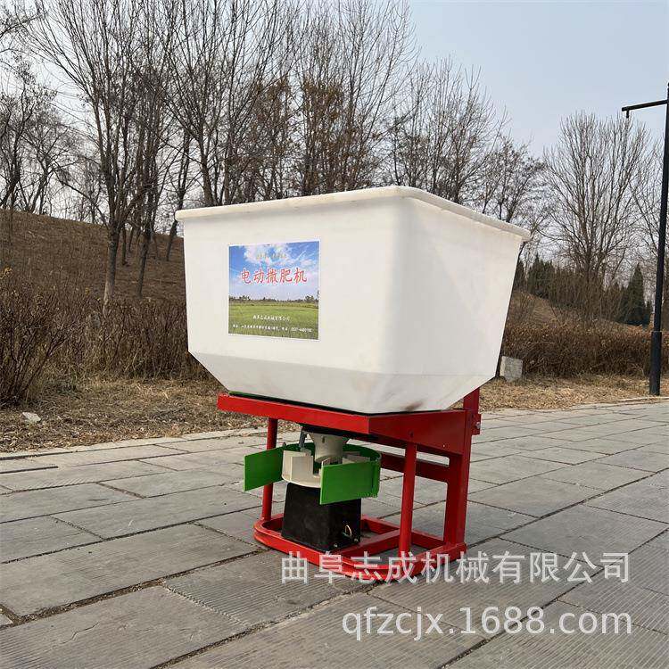 三轮车后挂电动撒肥机农用拉线颗粒化肥抛撒机家用12V电动施肥器