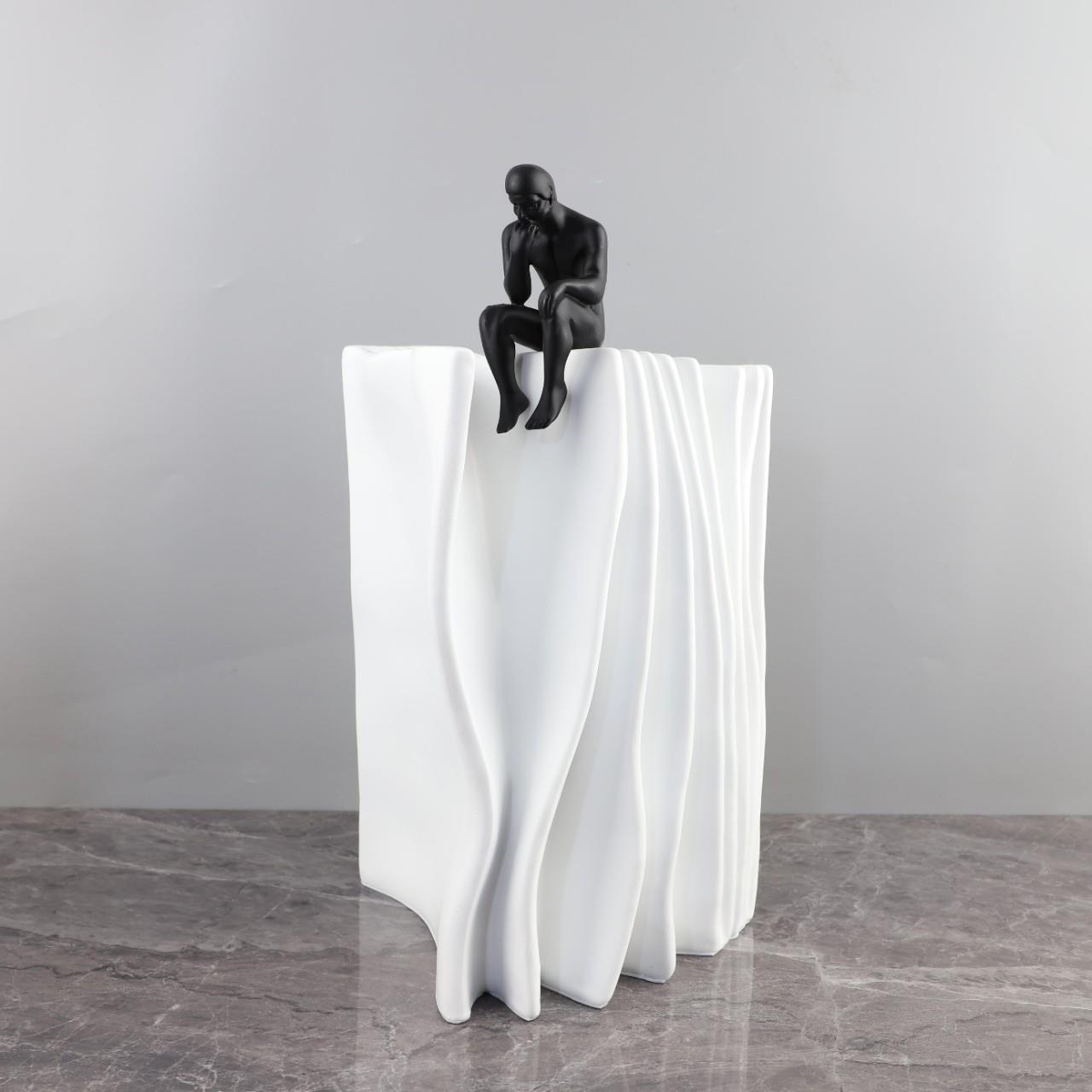 现代简约抽象沉思者坐书树脂艺术摆件玄关书房电视柜软装家居饰品