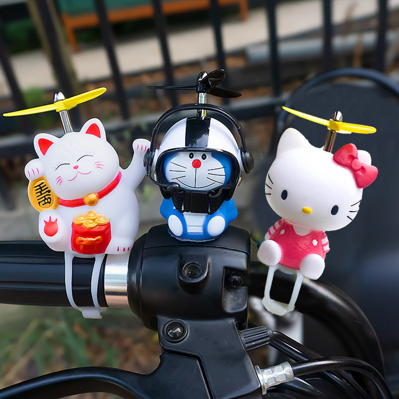 可爱招财猫小黄鸭小猪哆啦A梦电动车载摆件摩托自行头盔装饰