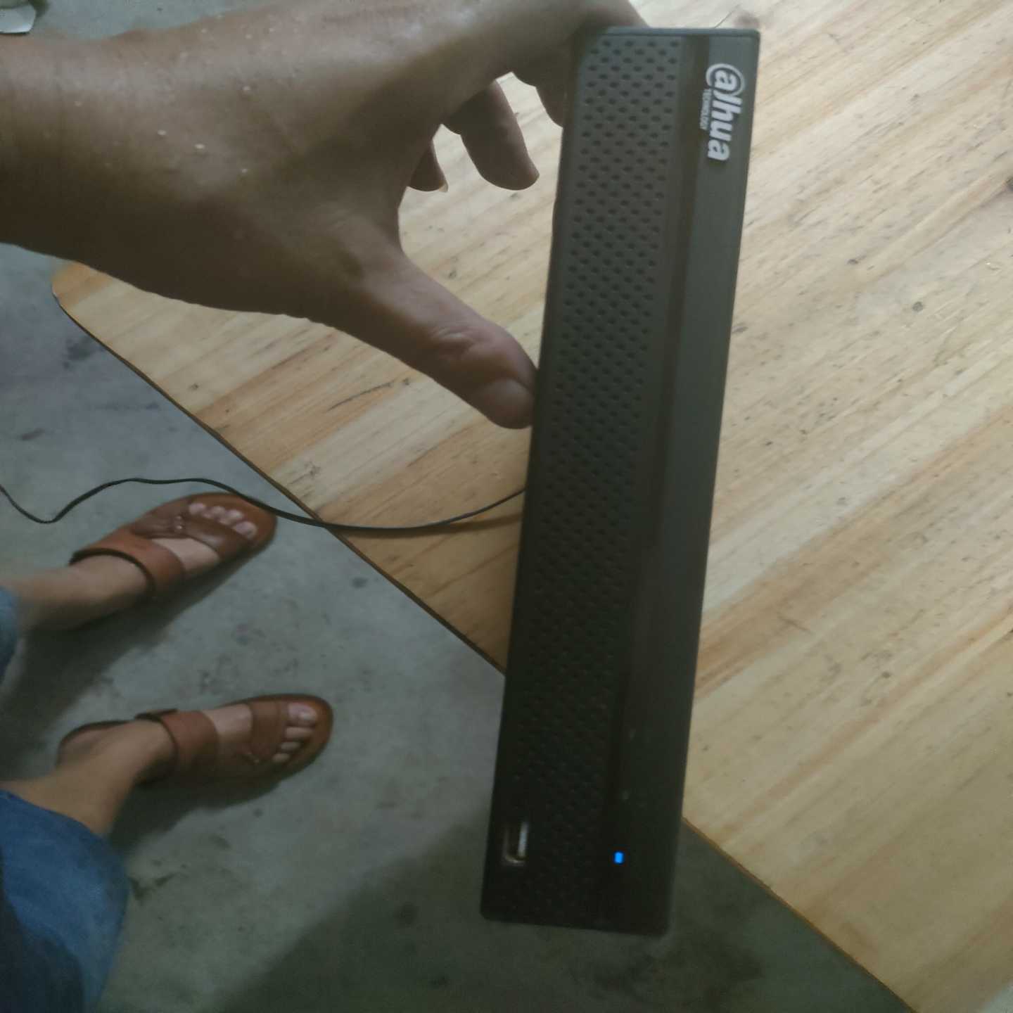 议价大华DH-VR5108HS-V4录像机。通电如图。成色如