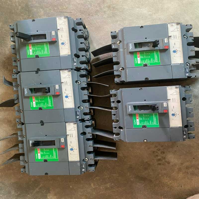 议~施耐德CVS100F 四相 120一个 成色如图