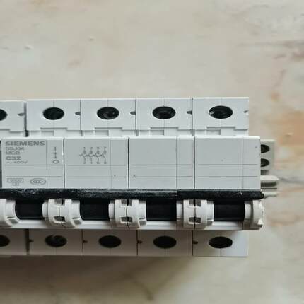 4P空开带辅助5SJ64   MCB   C32有13~询价