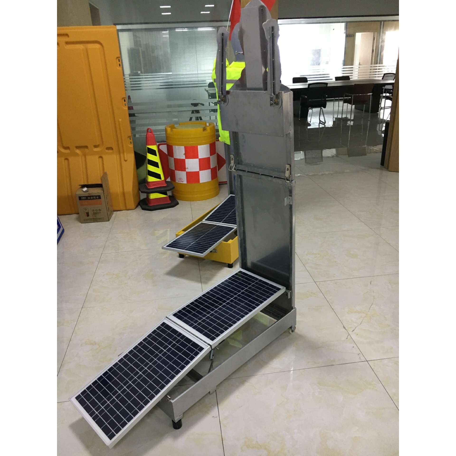 高配太阳能机器人智能施工人员施工机器人双臂摇旗假人折叠款