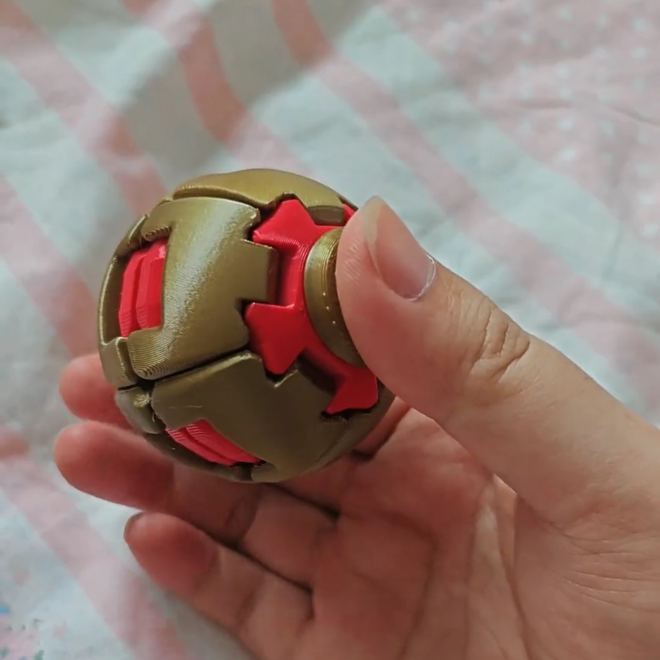 趣味撞色丝滑不卡顿创意拼色玩具3D打印按压旋转球解压指尖陀螺