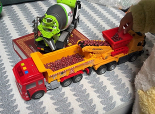 儿童玩具新款帅气大号电动传输带工程车开门搅拌车玩具车送男孩